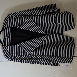 Three quarter length sleeve black and white blazer with zip pockets